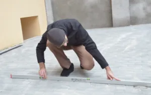 Měření spádu zpevněné plochy v exteriéru bytového domu