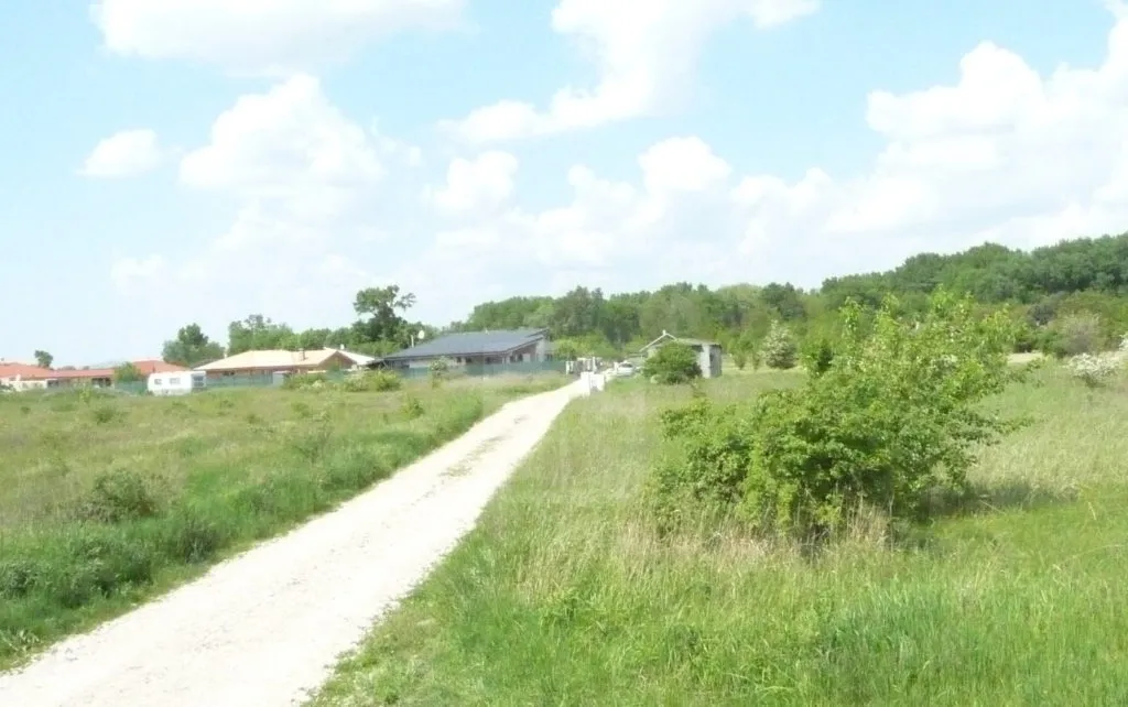 Slunečný pozemek se stavební parcelou