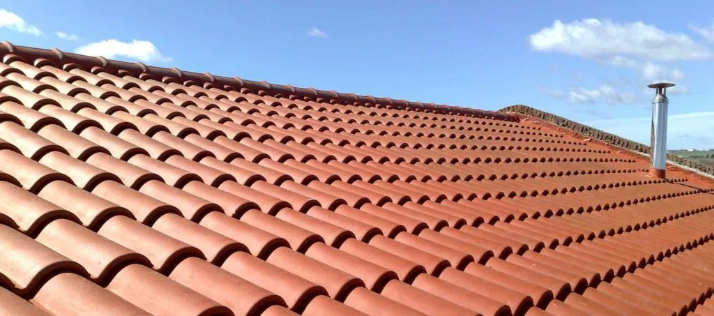 Detail klempířských prvků na střeše rodinného domu